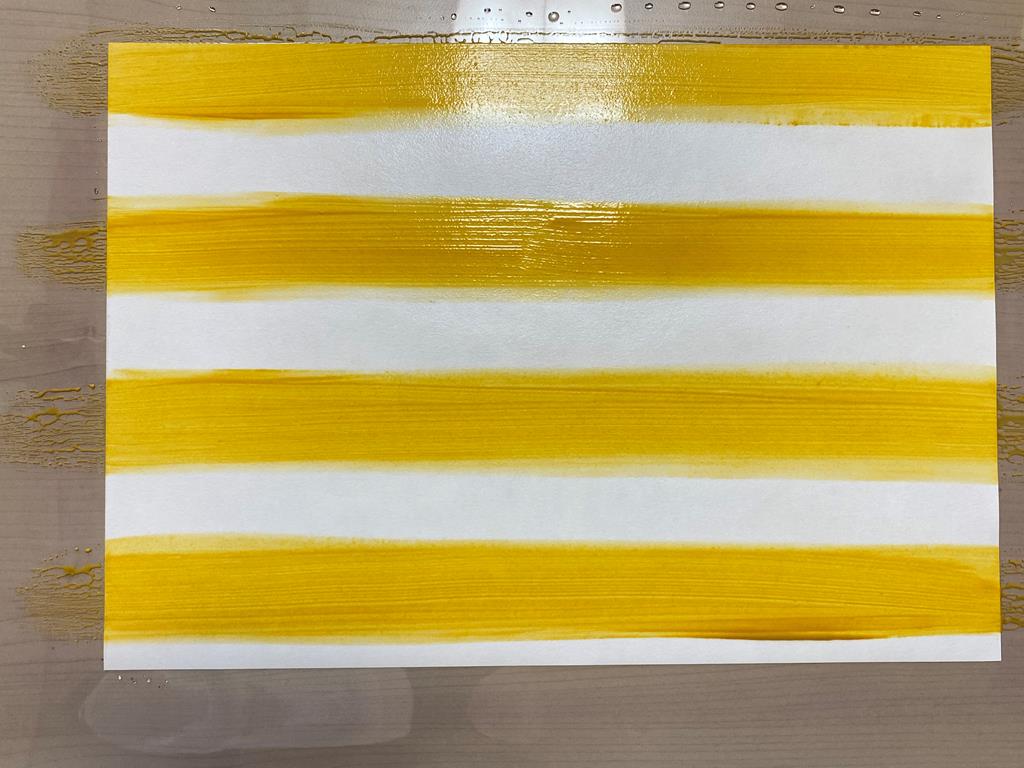 黄色のペーストを縞模様に塗ったところ